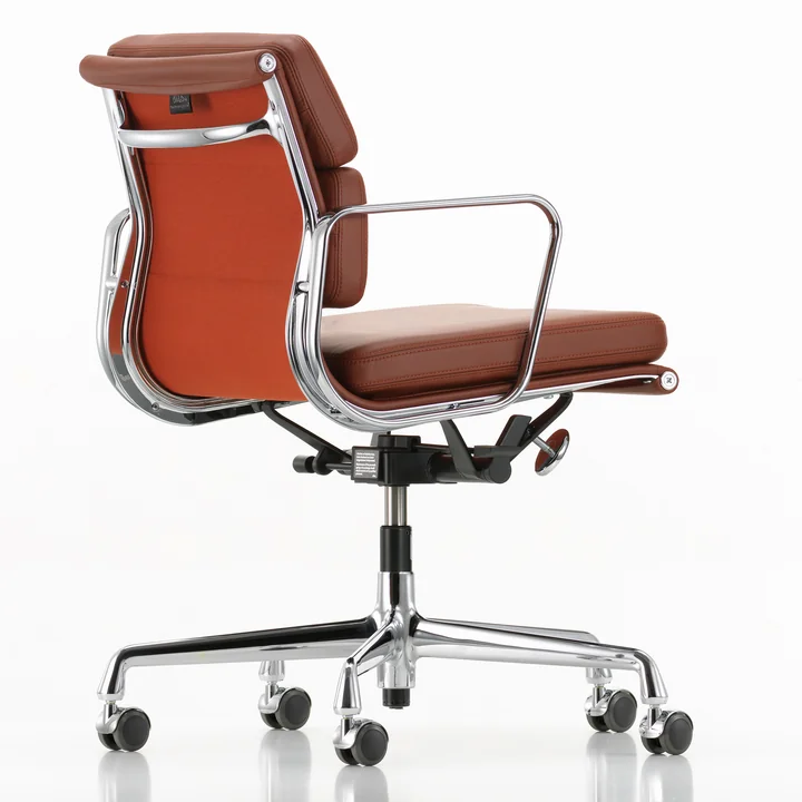 Vitra - EA 217 Soft Pad Bürostuhl Chrom mit Armlehnen, drehbar, Leder Premium F asphalt (Hartbodenrollen)