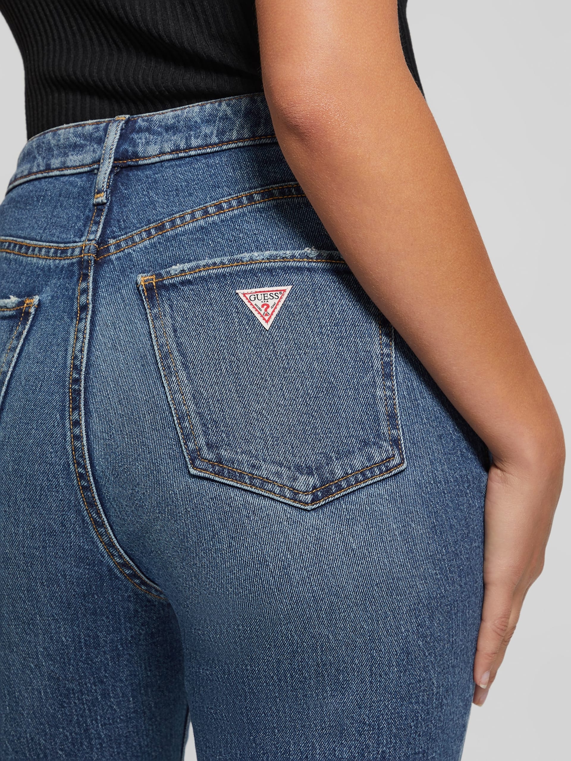 Calça jeans mom com efeito desgastado ecológico