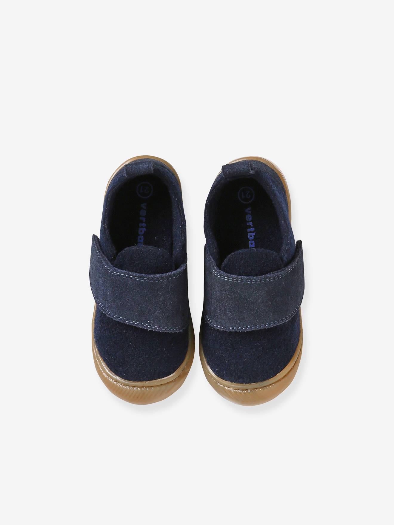 Pantufas de feltro azul-marinho para bebê com fecho de velcro.