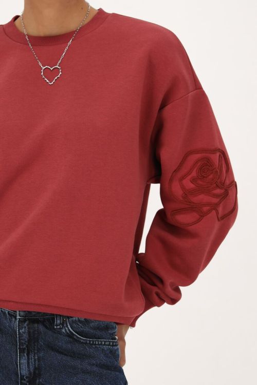 Rode sweater met embroidery