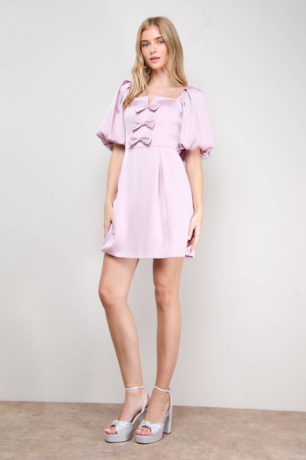 Oasis Robe Mini à Encolure Carrée avec Nœud Devant en Satin