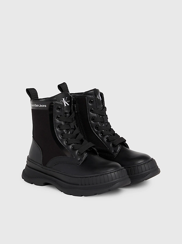 Botas infantis com cadarço