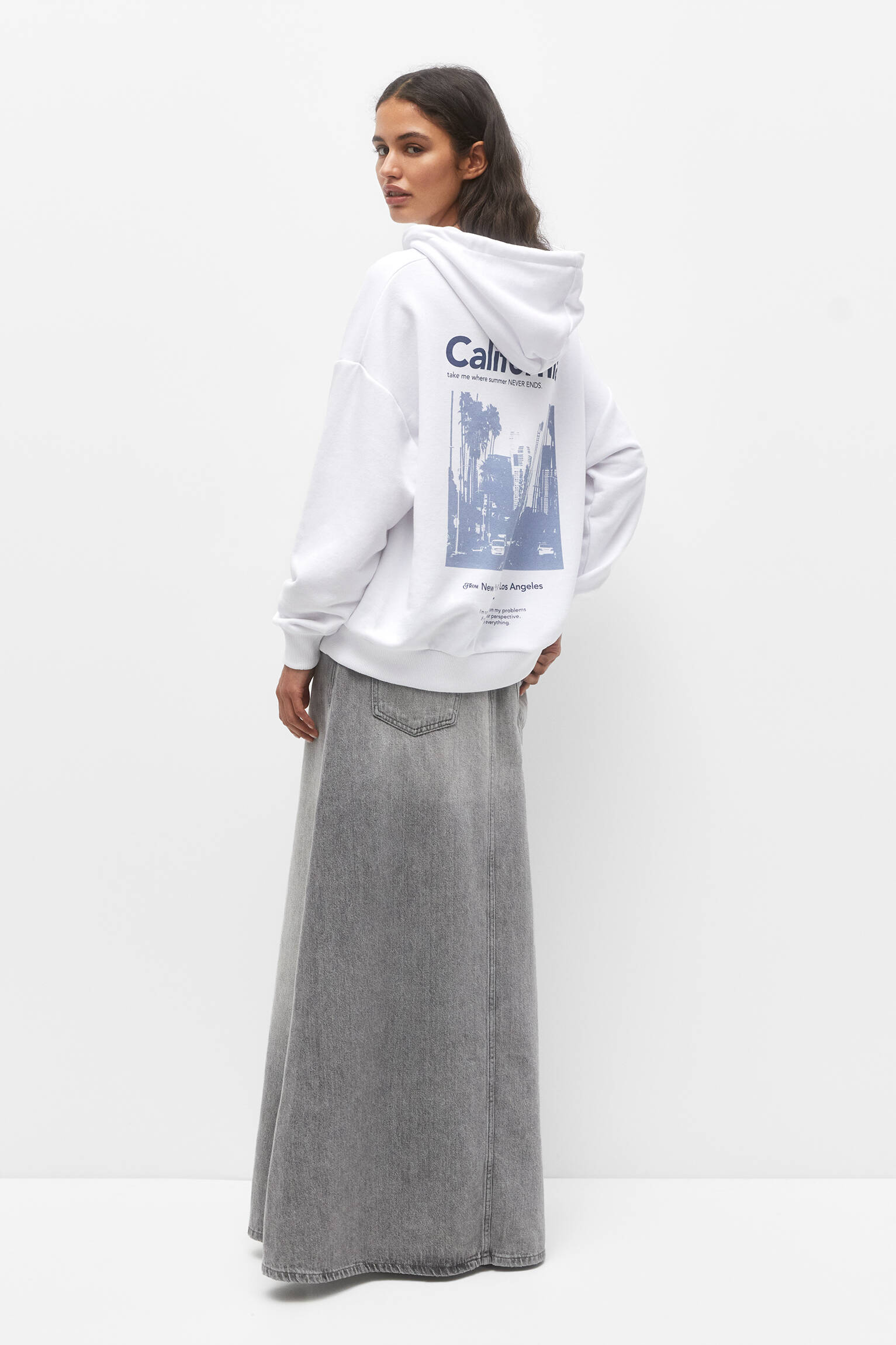 MOLETOM COM CAPUZ ESTAMPADO COM A CIDADE - BRANCO