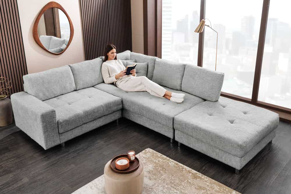 Moderne Wohnlandschaft KENT 220cm grau Strickstoff Ecksofa inkl. Hocker und Kissen