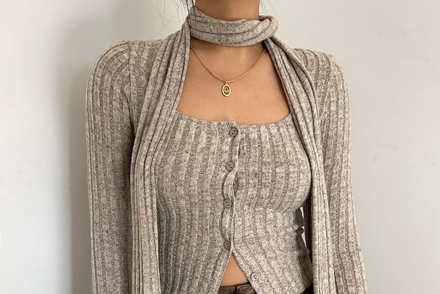 Colada - Zachtgebreide crop top met knoopjes en sjaal