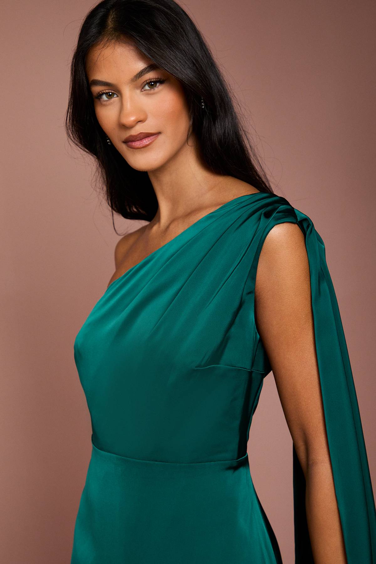 Coast Robe de Demoiselle d'Honneur Longue en Satin Coast Honoured Petite à Une Épaule Drapée
