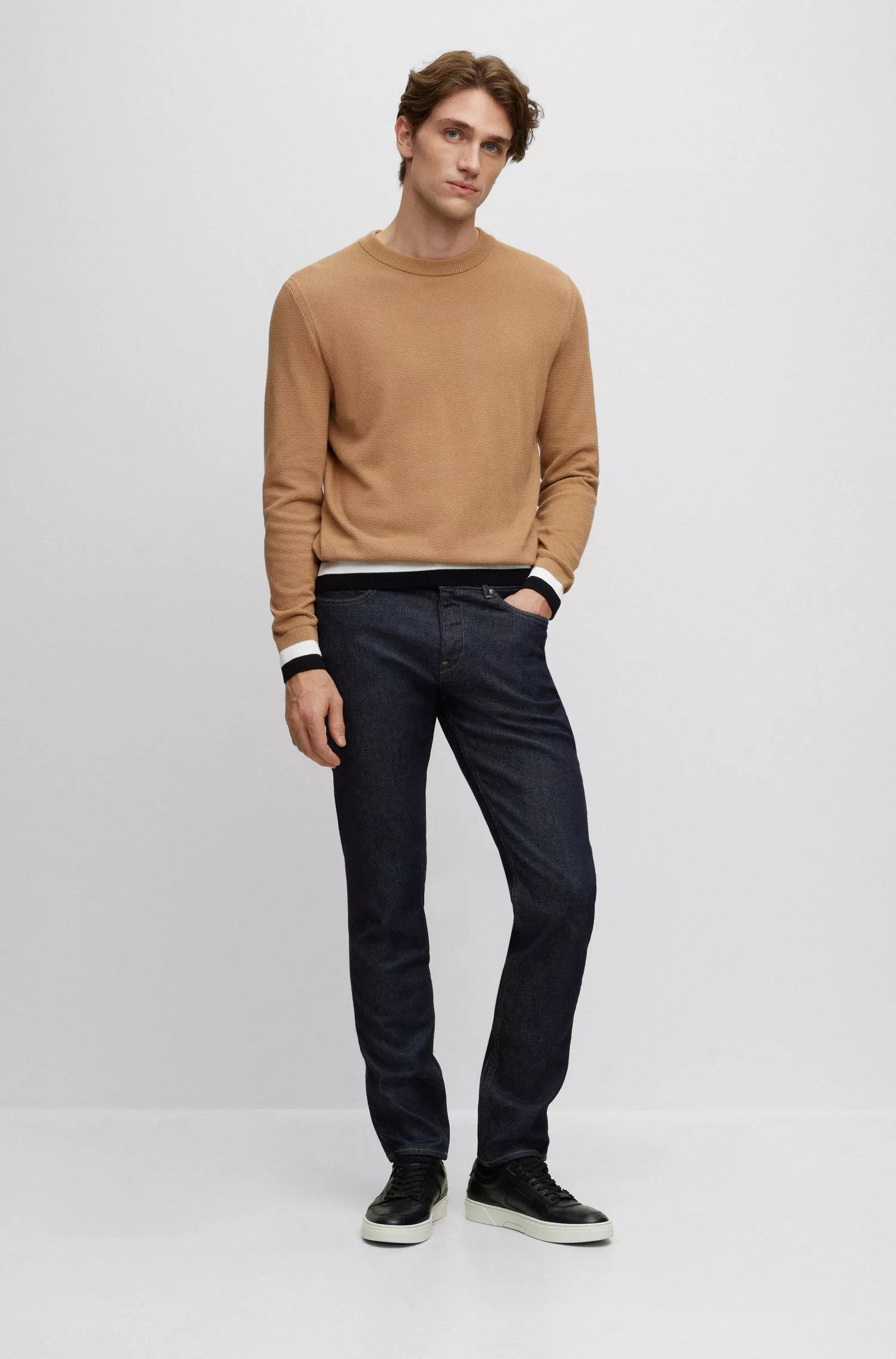 Calça jeans BOSS preta, corte slim, em denim azul-escuro com elasticidade confortável.