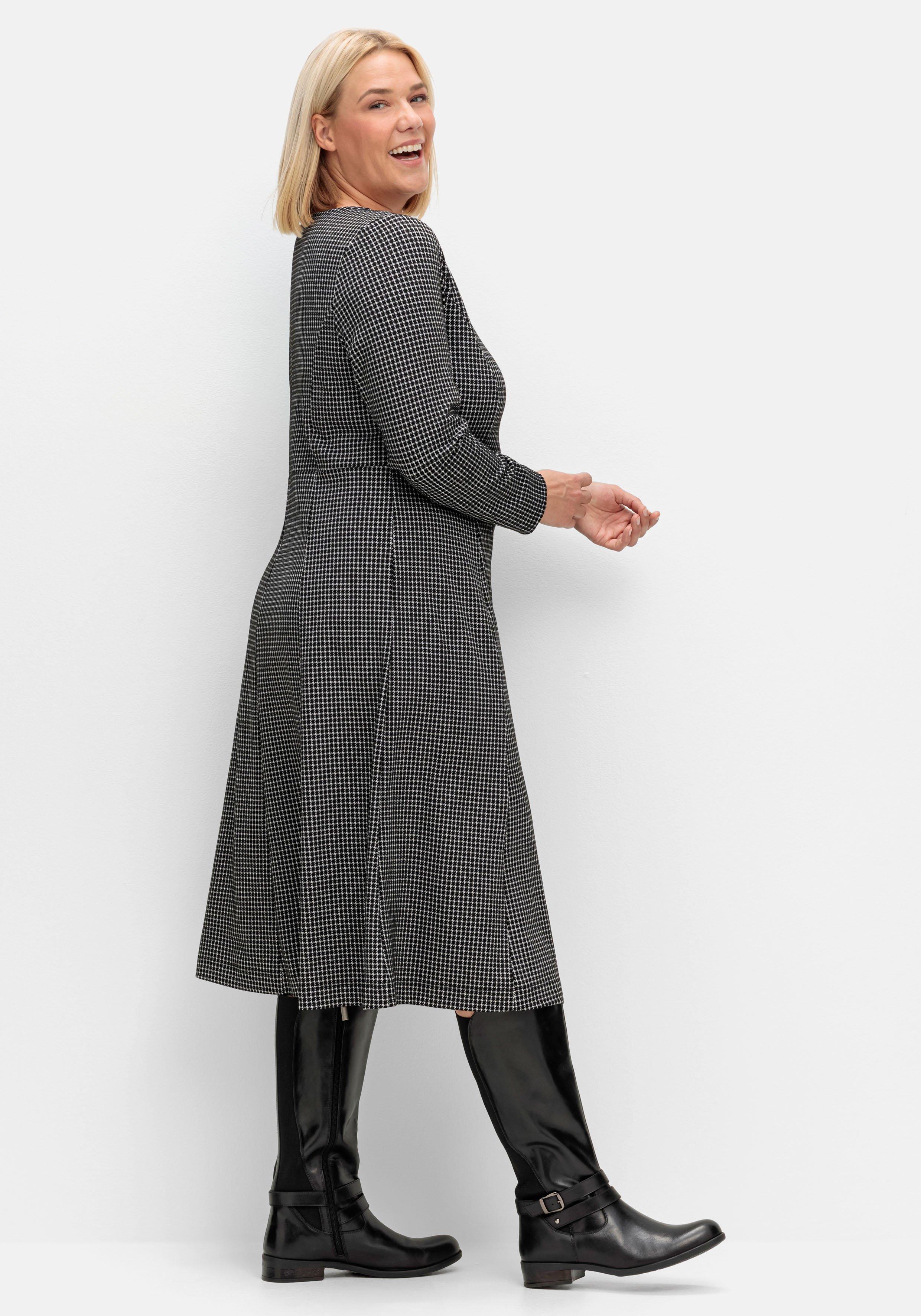 Kariertes Shirtkleid in A-Linie und Midilänge