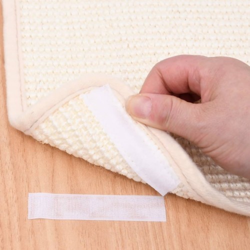 Arranhador branco para gatos com tapete para arranhar
