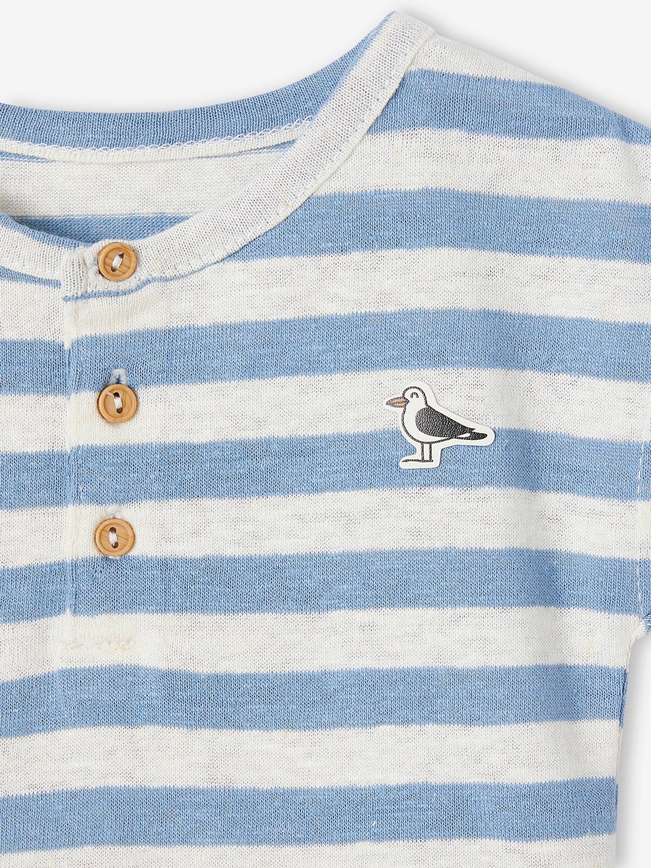 Roupa de bebê: camiseta listrada e shorts azul-claro liso.