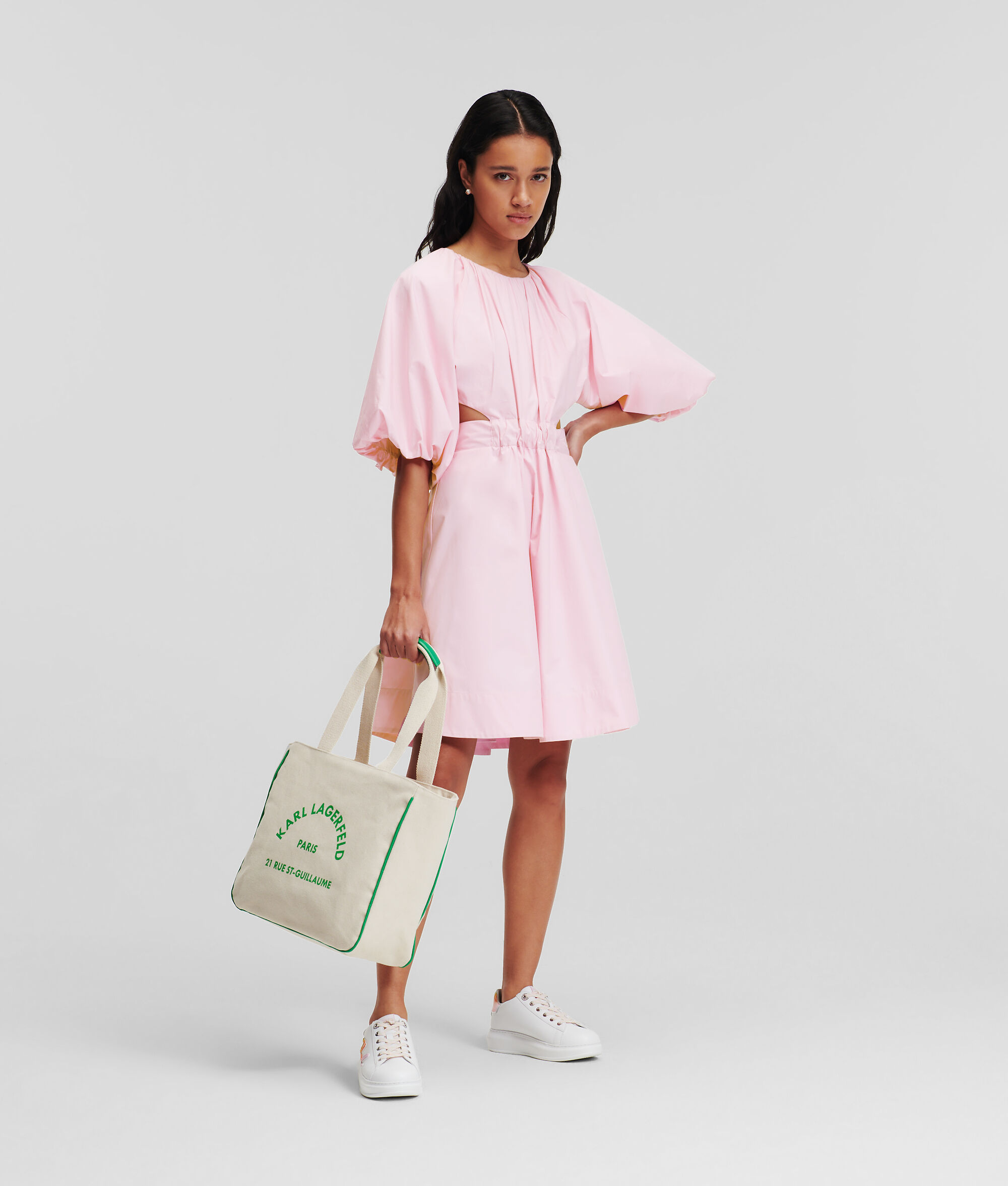 ROBE TRAPÈZE À MANCHES BOUFFANTES