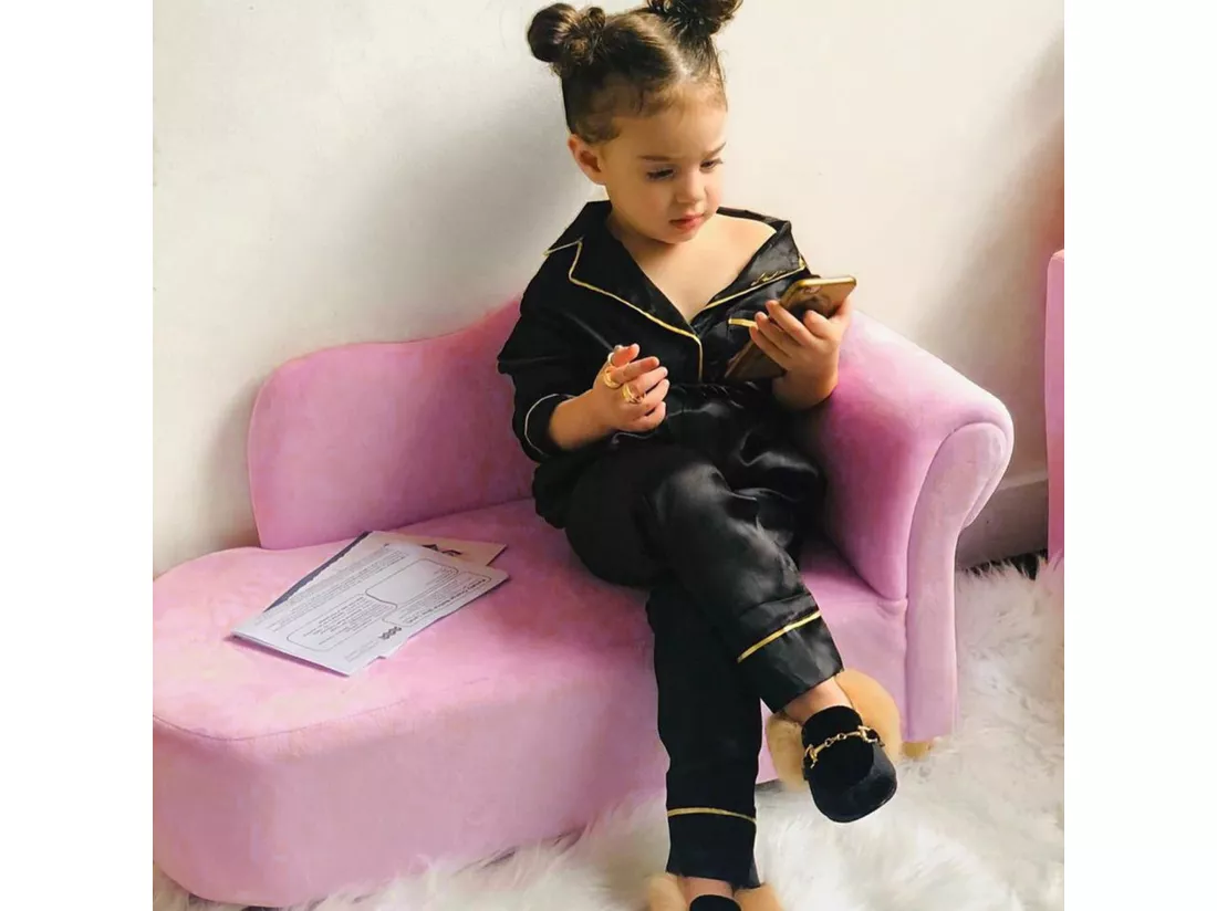 Méridienne canapé enfant design girly piètement bois revêtement grande douceur toucher velours rose