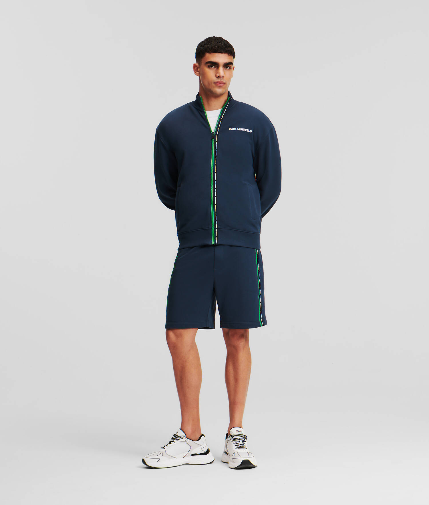 SHORT RAYÉ AVEC LOGO