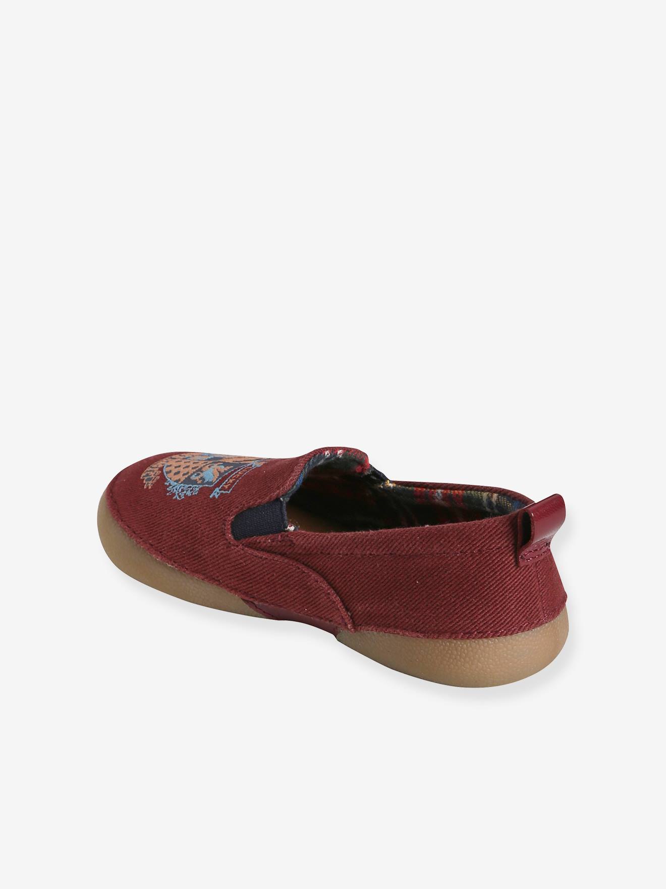 Pantufas de casa infantis em tecido elástico, lisas, vermelho escuro com estampas.
