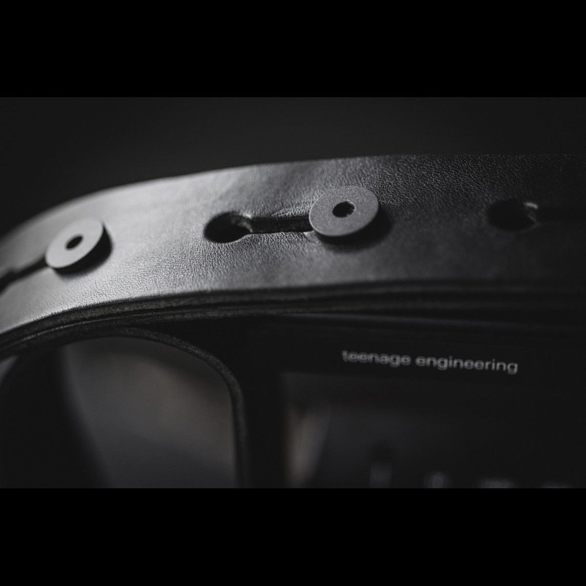Teenage Engineering OB-4 Leather Bag lederen tas en schouderriem