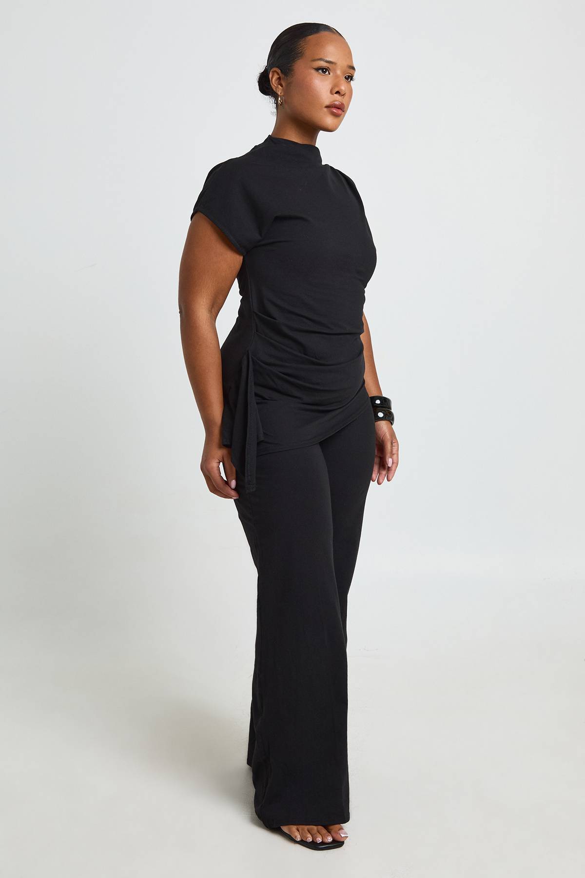 boohoo T-shirt Grande Taille À Col Montant Intégré, Taille Cintrée Et Détail Drapé Sur Le Côté