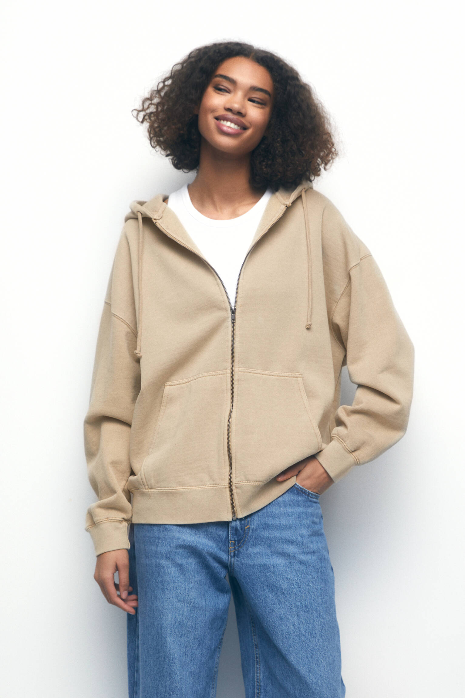 MOLETOM COM CAPUZ OVERSIZED - BEGE