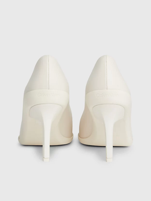Sapatos de couro com salto agulha