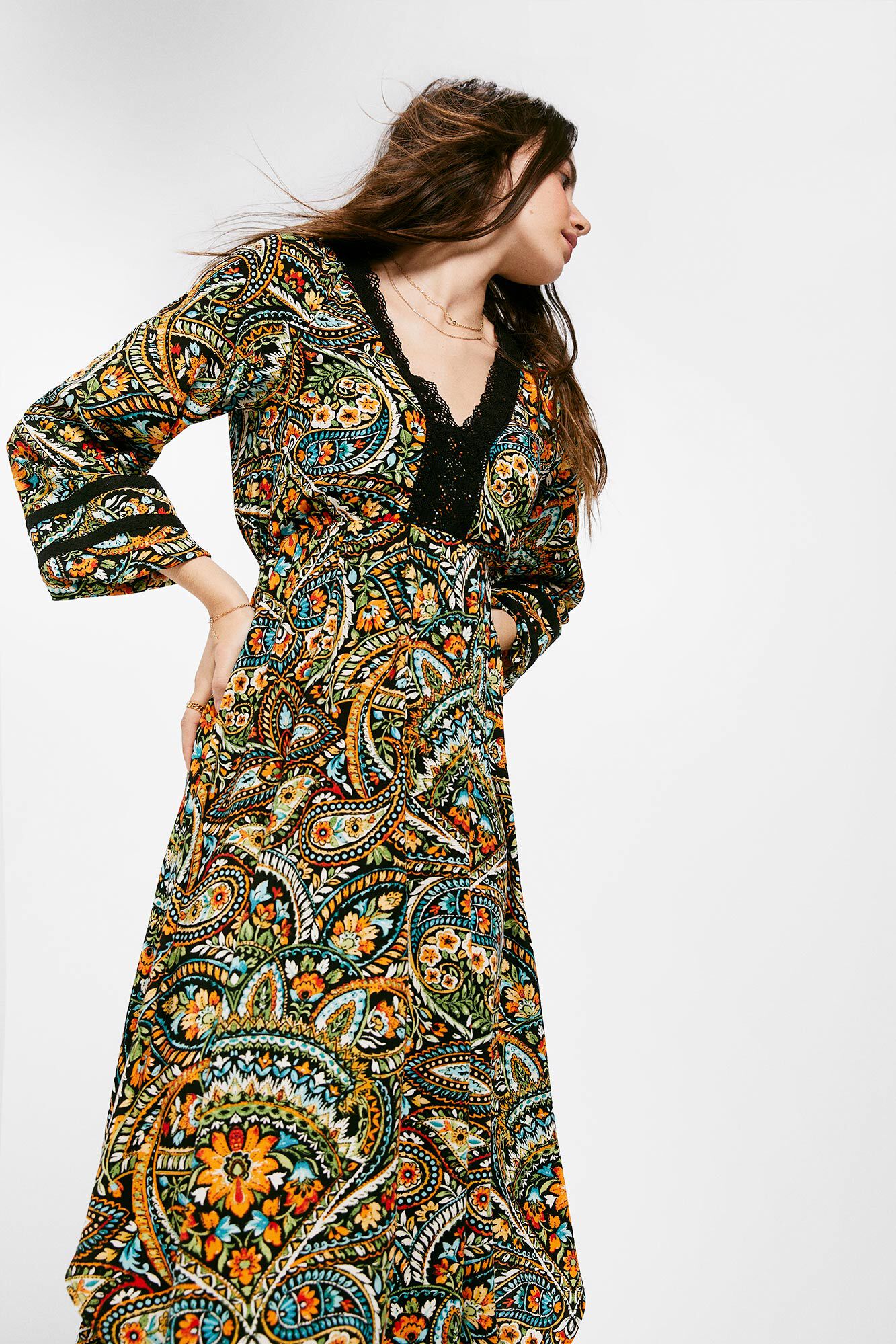 Vestido midi preto com decote em renda - preto