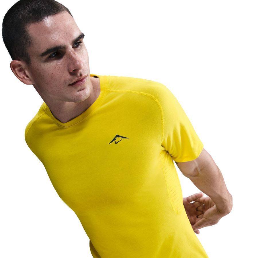 Nike T-shirt Running Dri-FIT ADV Solar Chase - Lightening/Noir