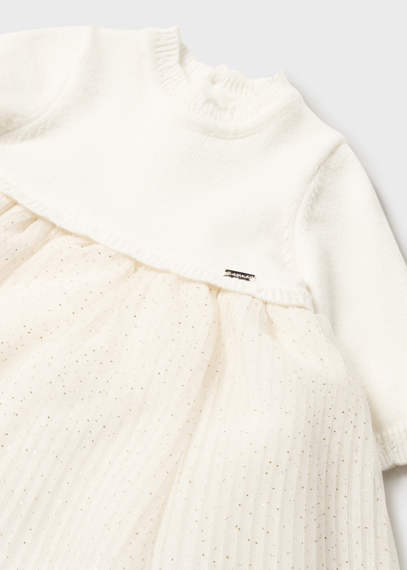Vestido para recém-nascidos em malha e tule combinados.