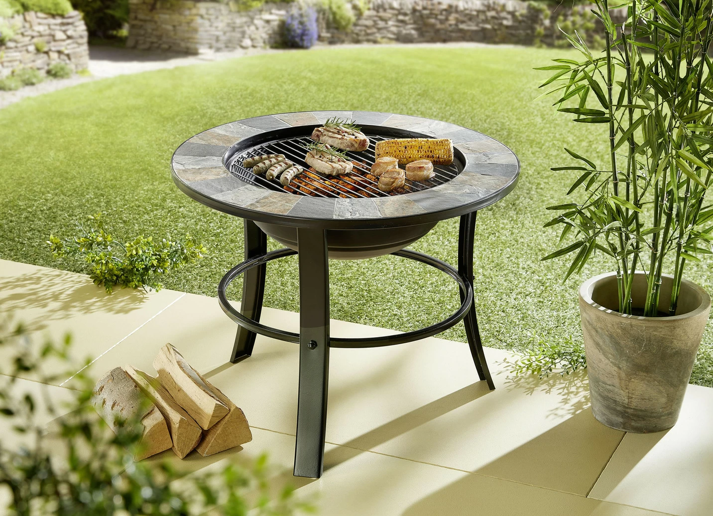 Feuerstelle Stonegate mit stilvollem Schiefer-Mosaik-Finish