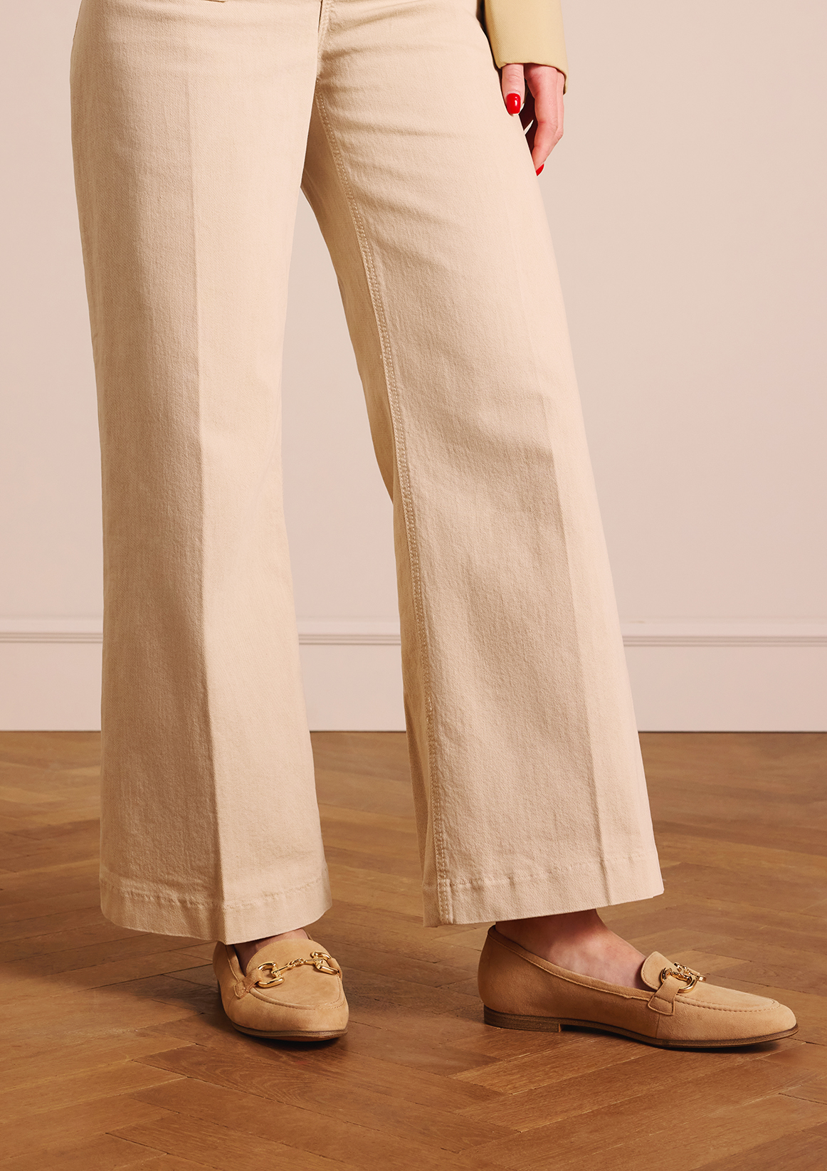 Beige suède loafers met gouden chain