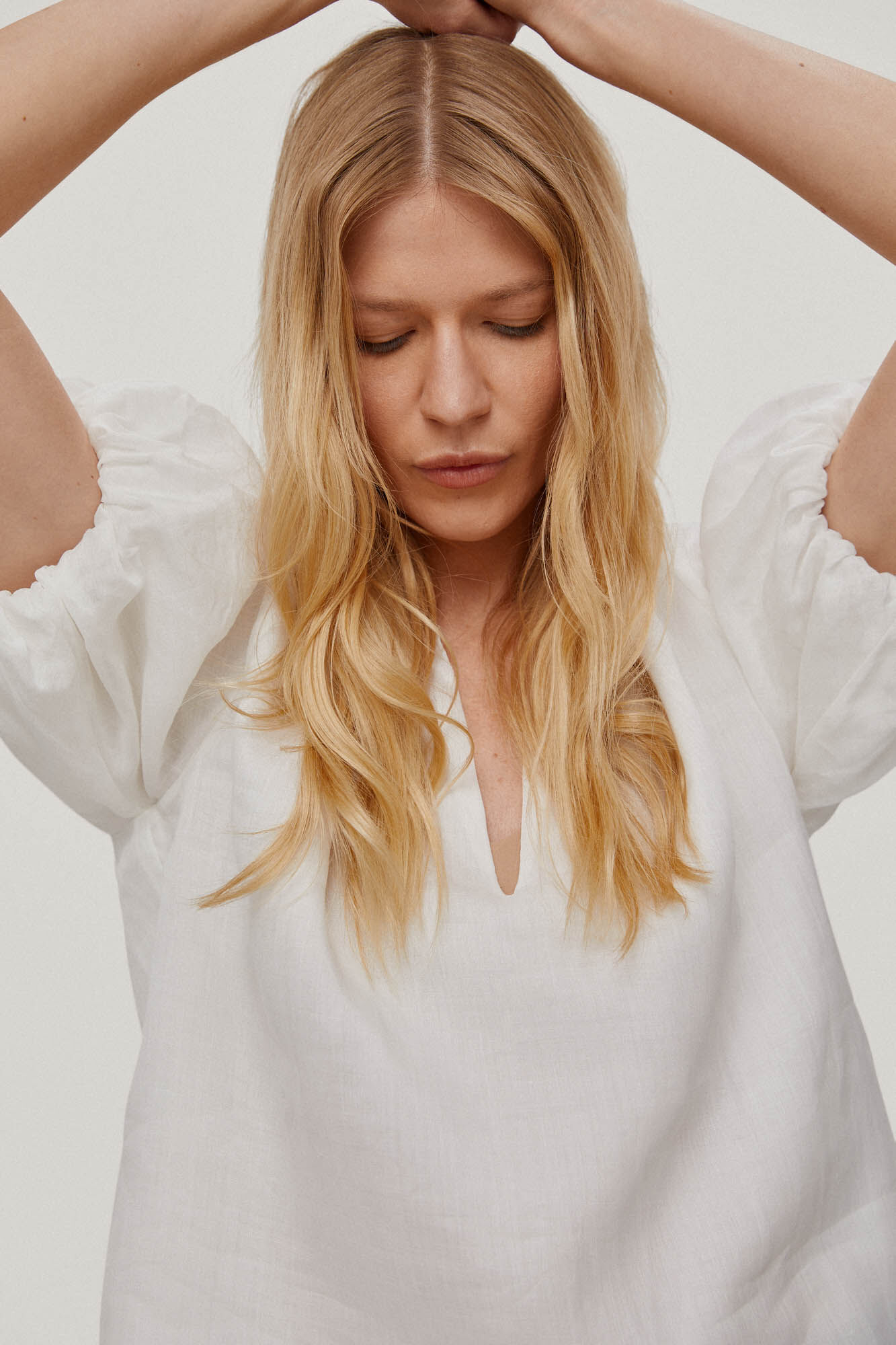 Blusa com mangas bufantes - Crudo