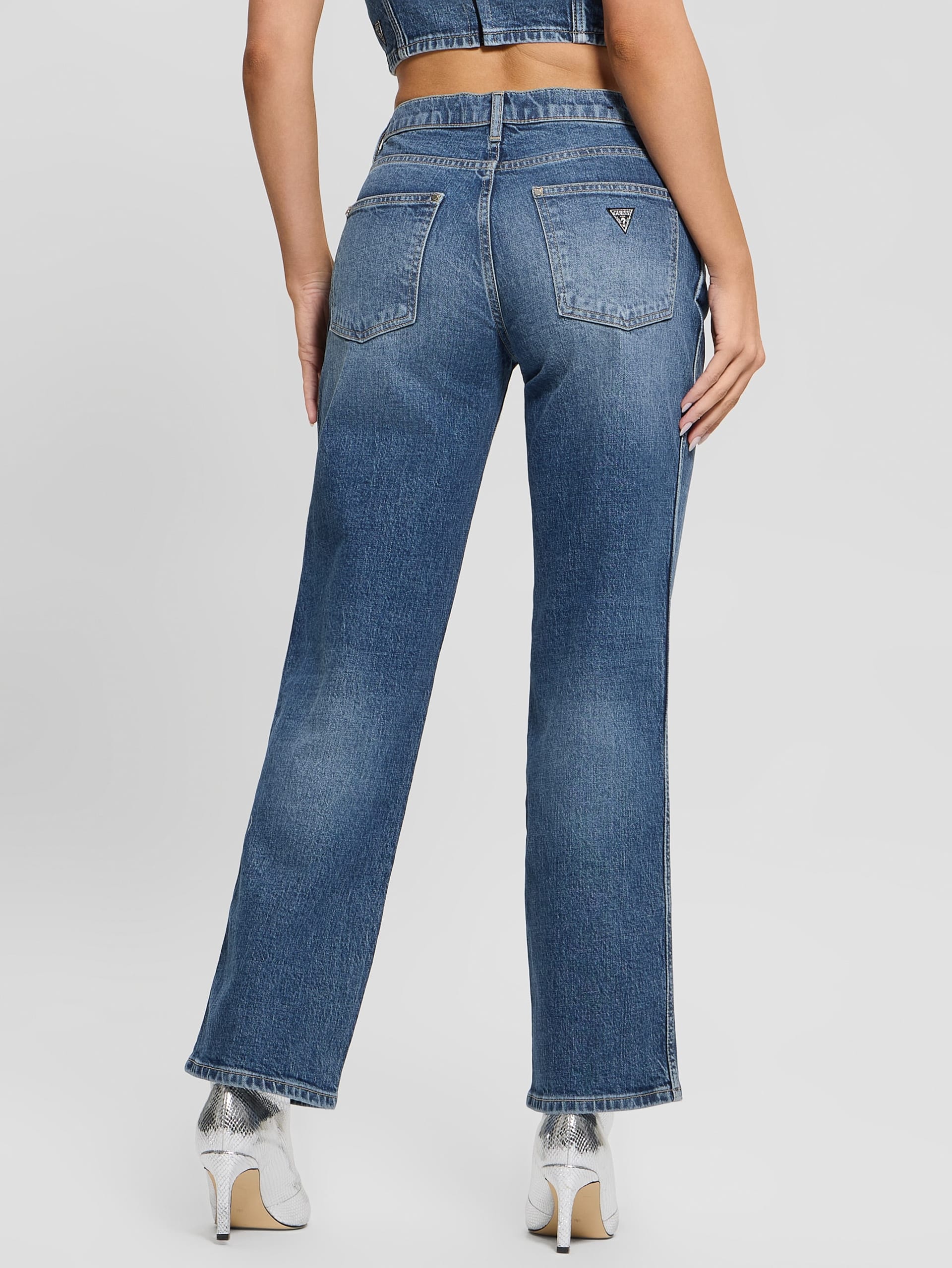 Calça jeans com bolso de strass em formato de margarida