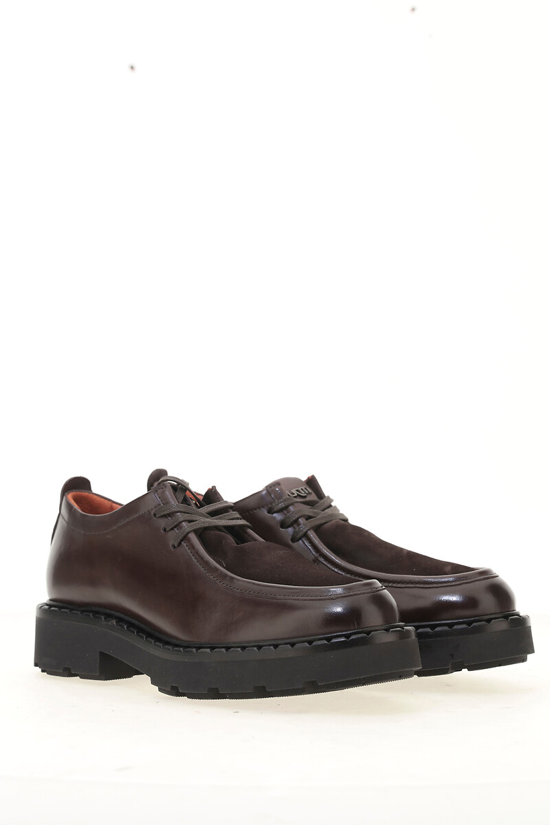 MJUS<br>Sapatos derby de couro com fecho de cadarço.