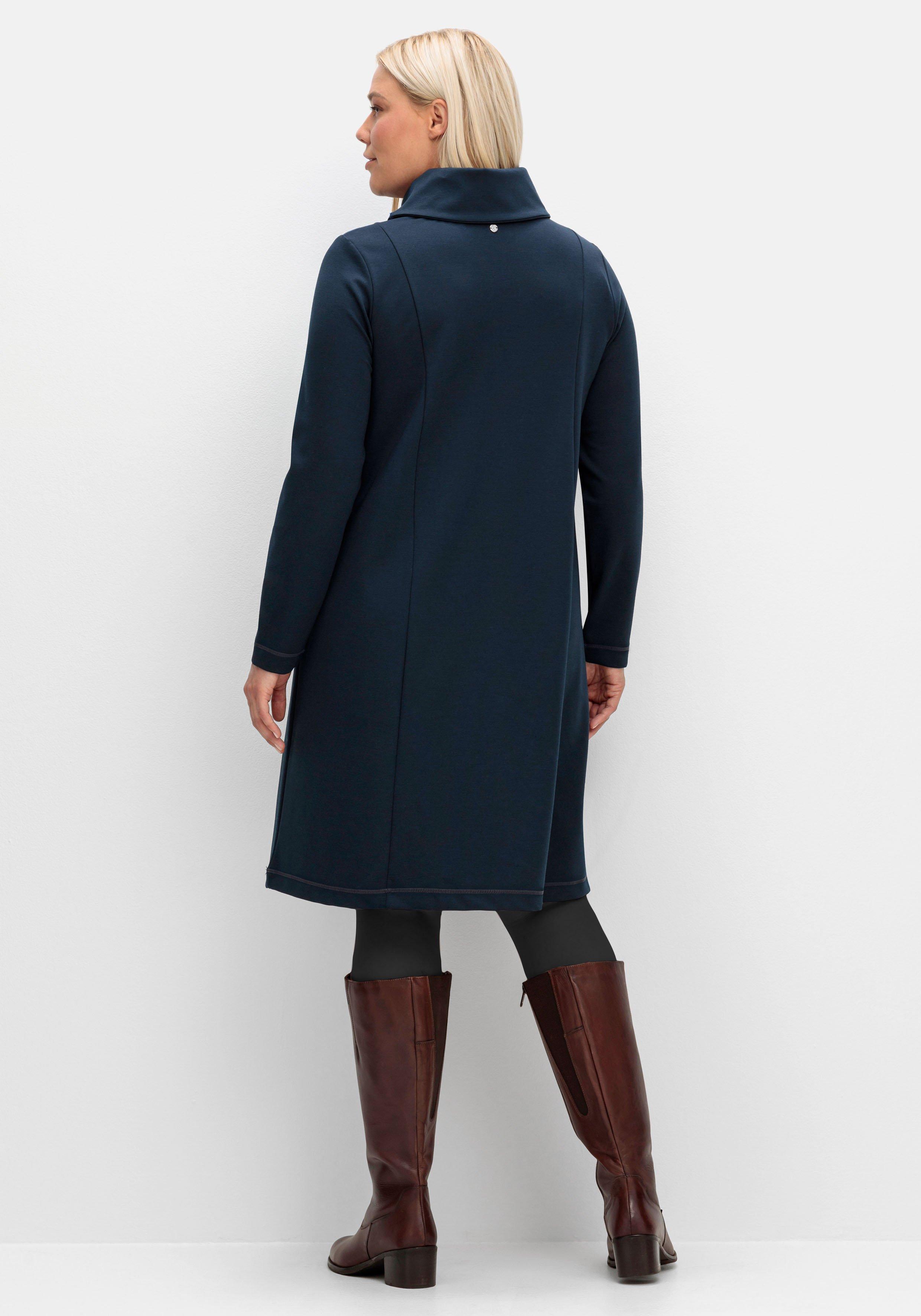 Kleid in A-Linie, mit Rollkragen und Taschen