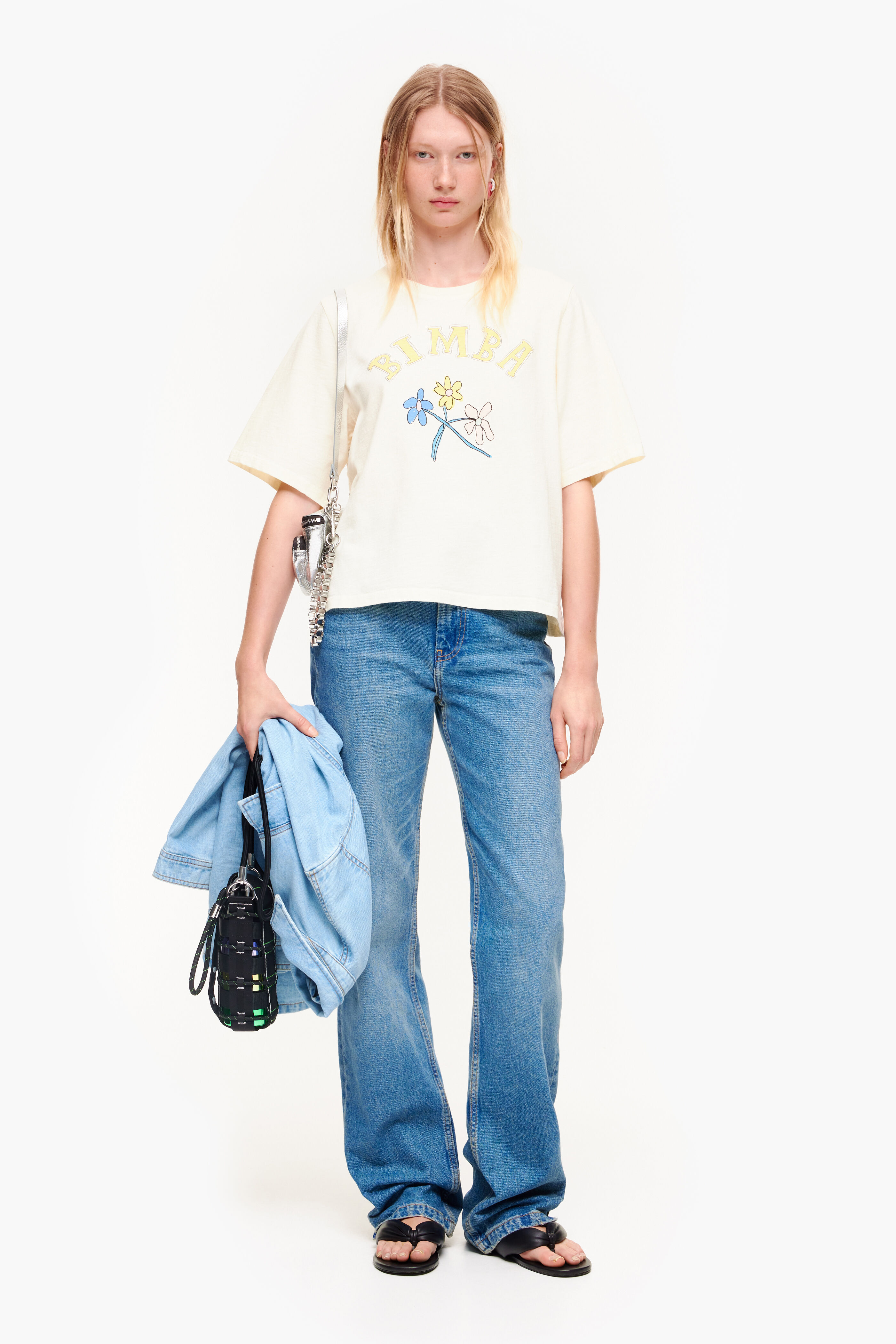Camiseta de algodão com o logo da Bimba, estampa floral baunilha.