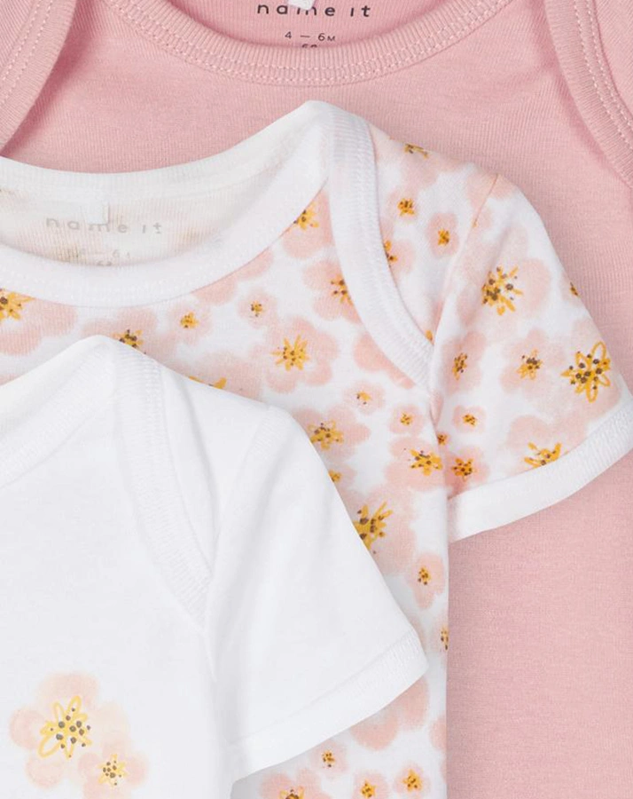 Kurzarm-Body NBFBODY – FLOWER 3er-Pack in rosa/weiß