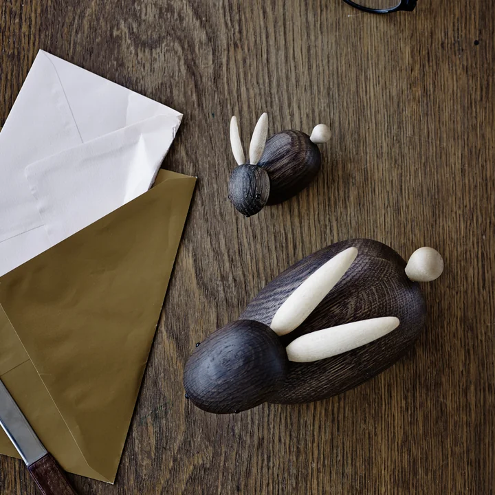 Lucie Kaas - Skjøde Hase Holzfigur small, Eiche geräuchert / Ahorn