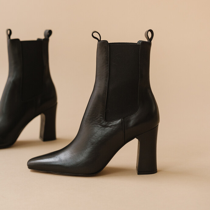 Bottines à talons, bouts pointus et élastiques  en cuir noir