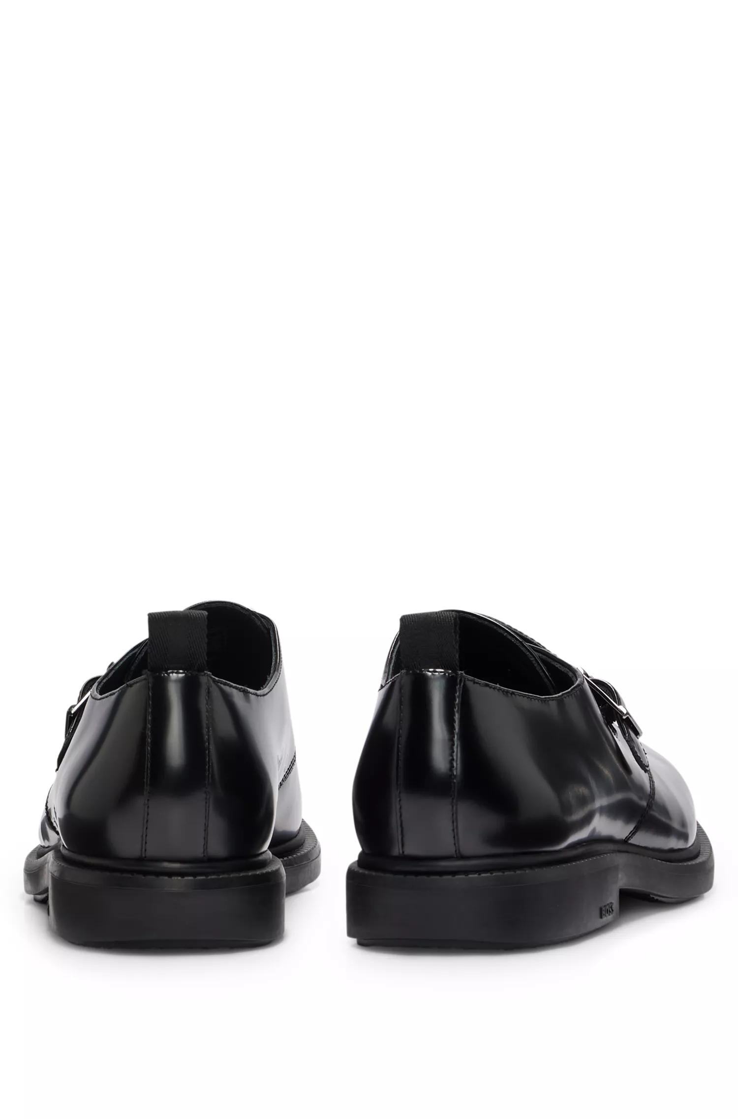 Sapatos BOSS pretos de fivela única em couro escovado.