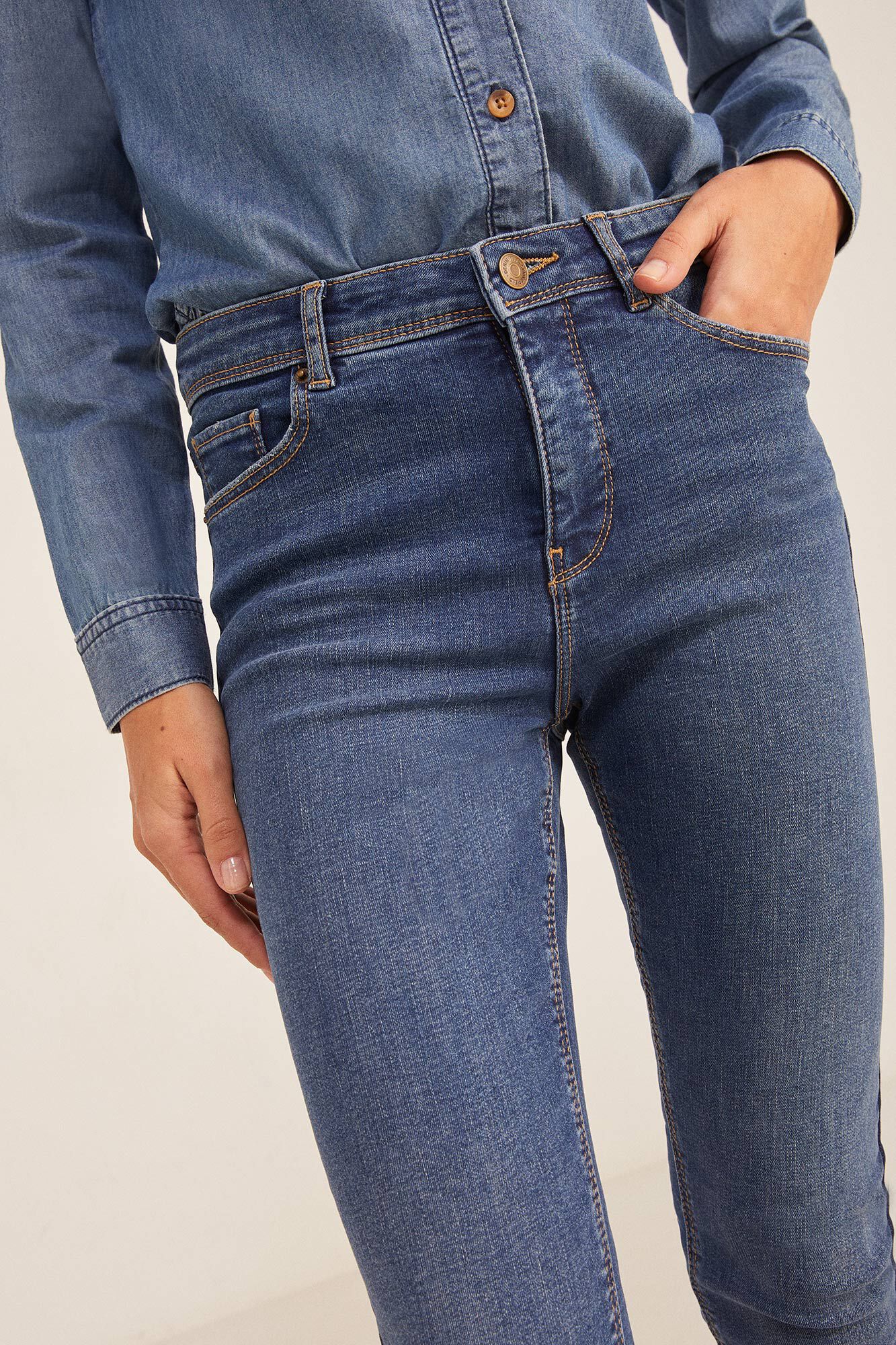 Calça jeans push-up com lavagem sustentável - azul médio