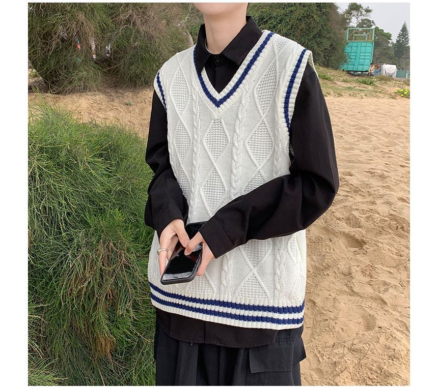 Whyessa - Oversized kabelgebreid vest met V-hals