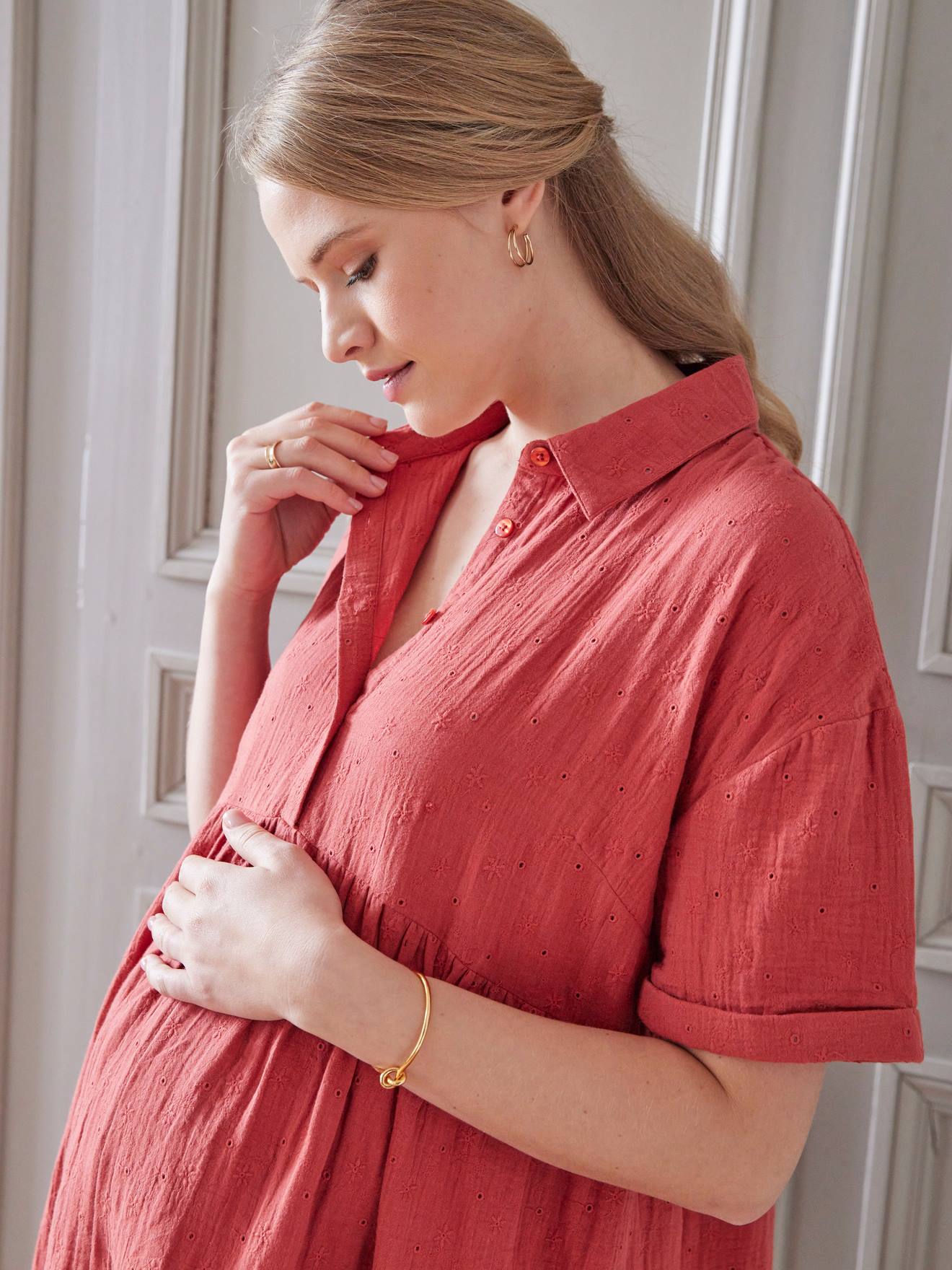 Vestido camisa bordado em chiffon de algodão para gestantes e lactantes (cor terracota)