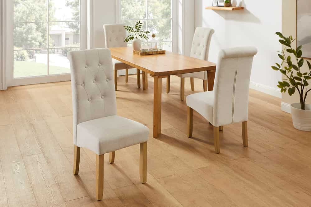Design Stuhl CASA beige Strukturstoff Massivholzbeine mit Zierknöpfen und Nackenrolle