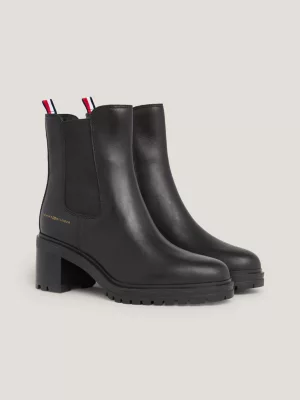 Botas de couro com salto médio e travas essenciais