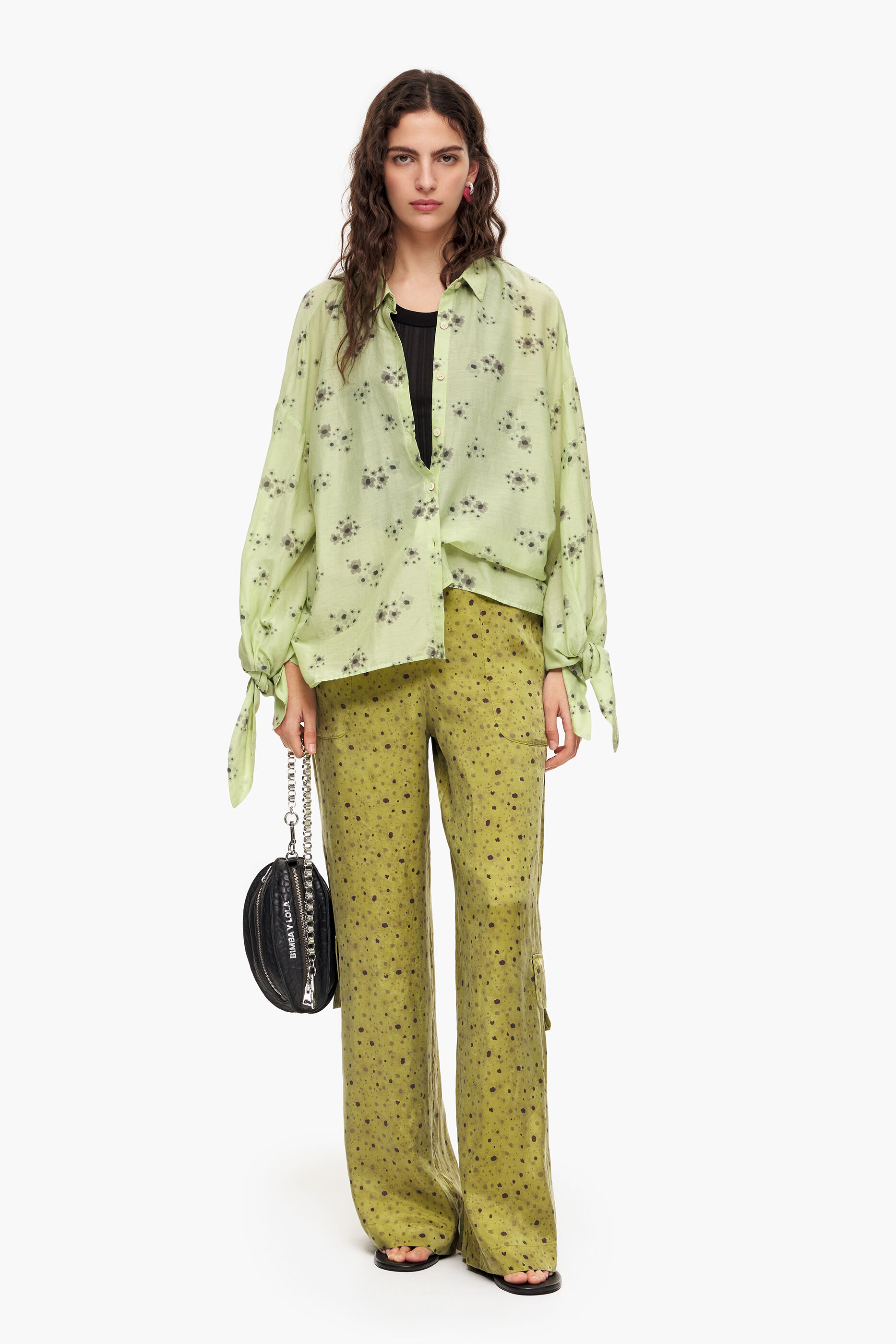 Calça cáqui comprida com estampa floral em cupro
