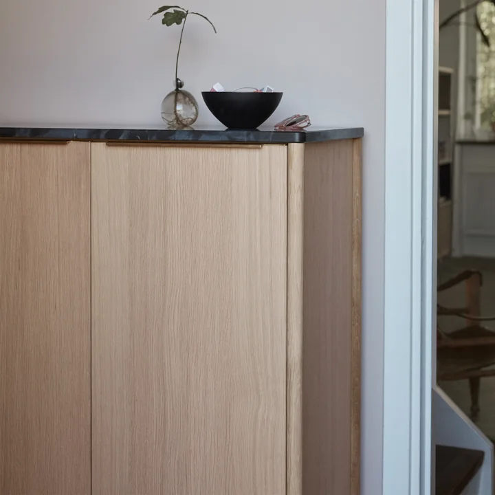 Fritz Hansen - Skagerak Jut High Cabinet, Eiche geölt / Marmor grün / Messing
