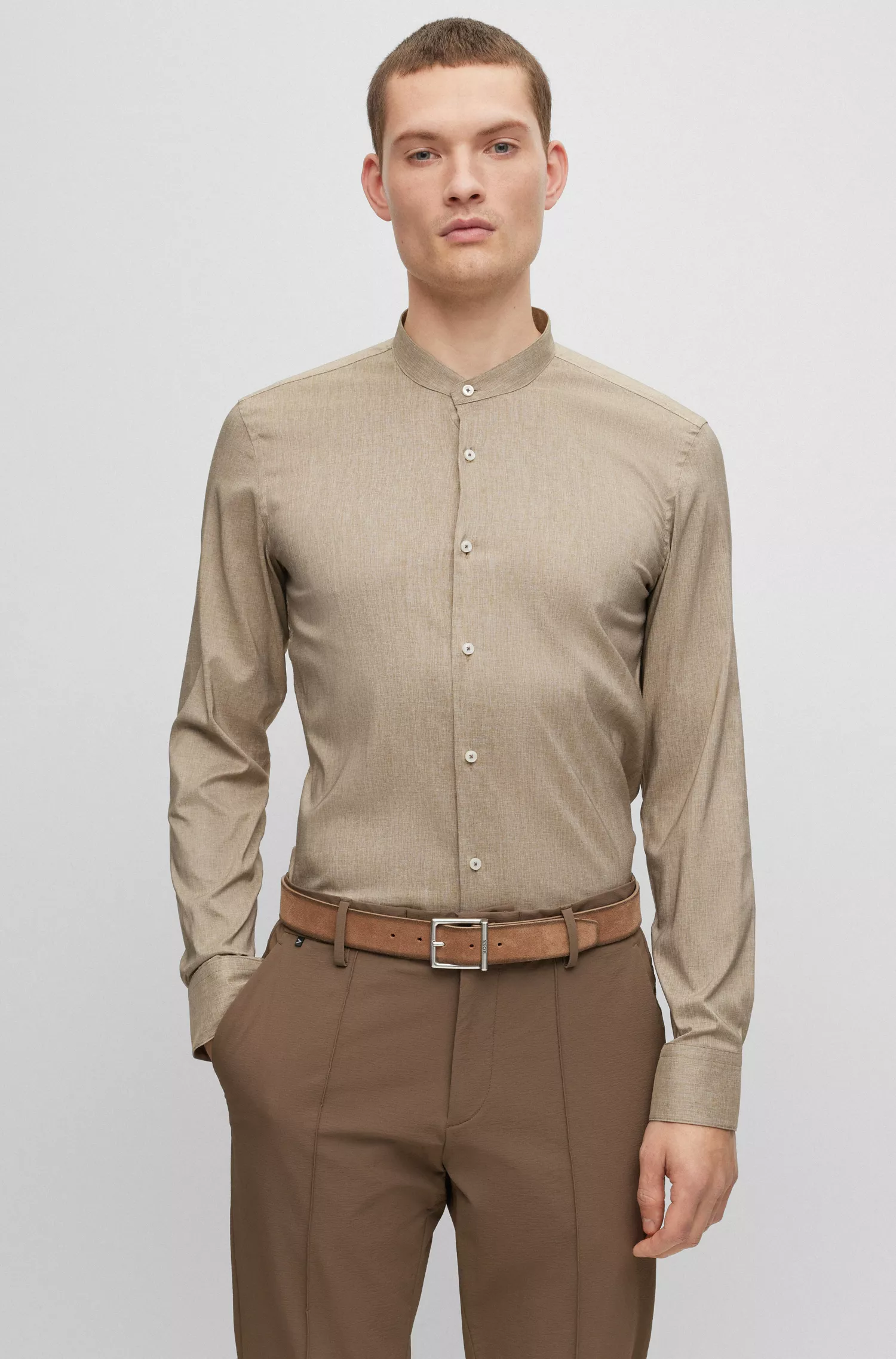 Camisa BOSS preta, corte slim, em tecido elástico com gola alta.