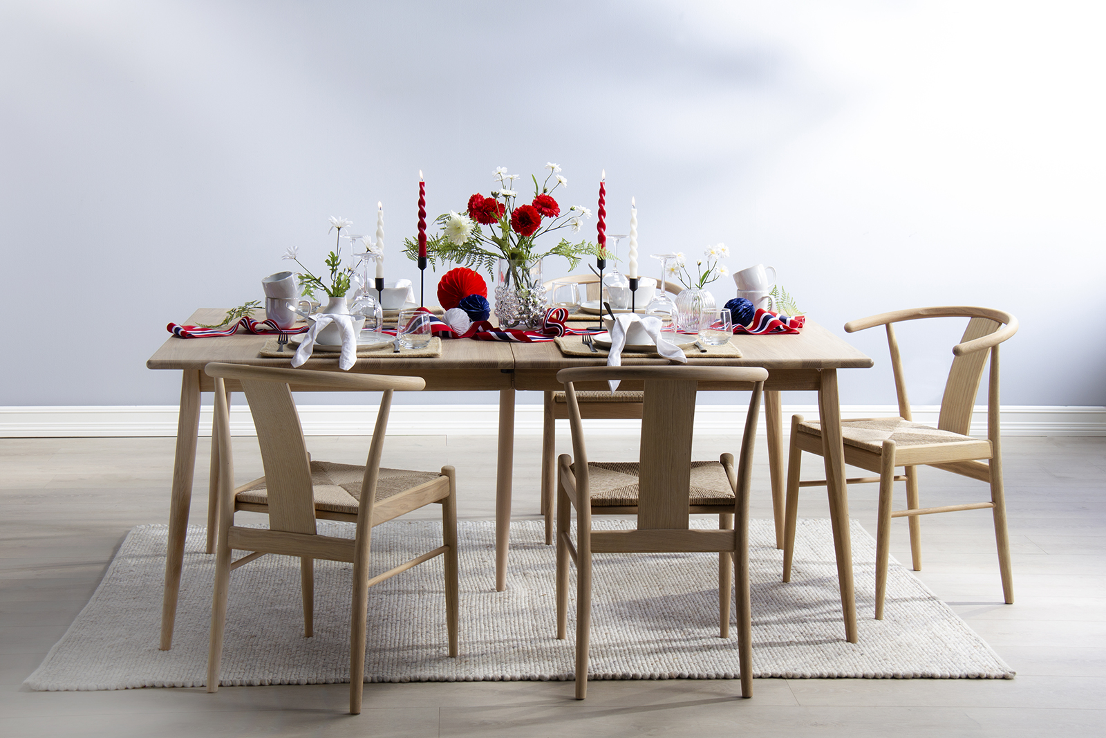 Nord H8 spisebord 105x180 cm. Hvitoljet heltre eik med uttrekk til 2 tilleggsplater.