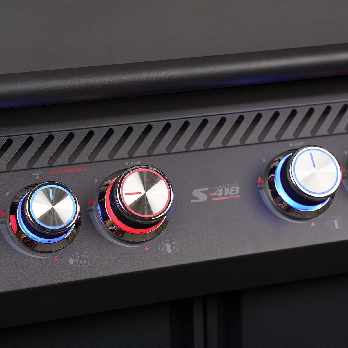 SANTOS S-418 Pro - All Black Edelstahl-Gasgrill - 4 Brenner - Infrarot Seitenbrenner - Heckbrenner - XXL Warmhalterost - Beleuchtung - Top Isolierung