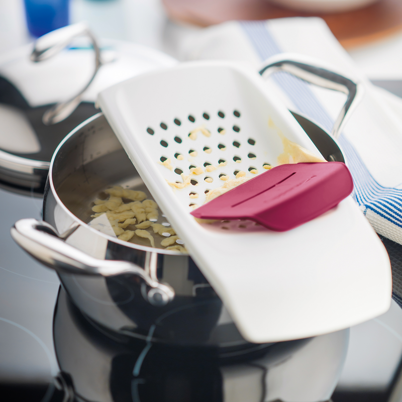 Spätzleria Der ergonomische Spätzlehobel von Tupperware