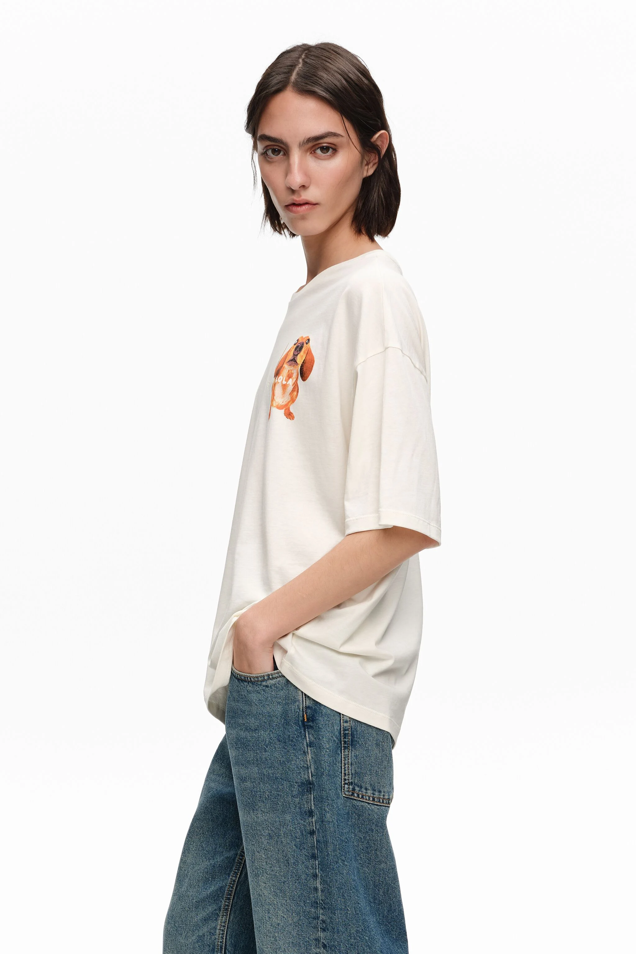 Camiseta com o logotipo de um dachshund cor marfim