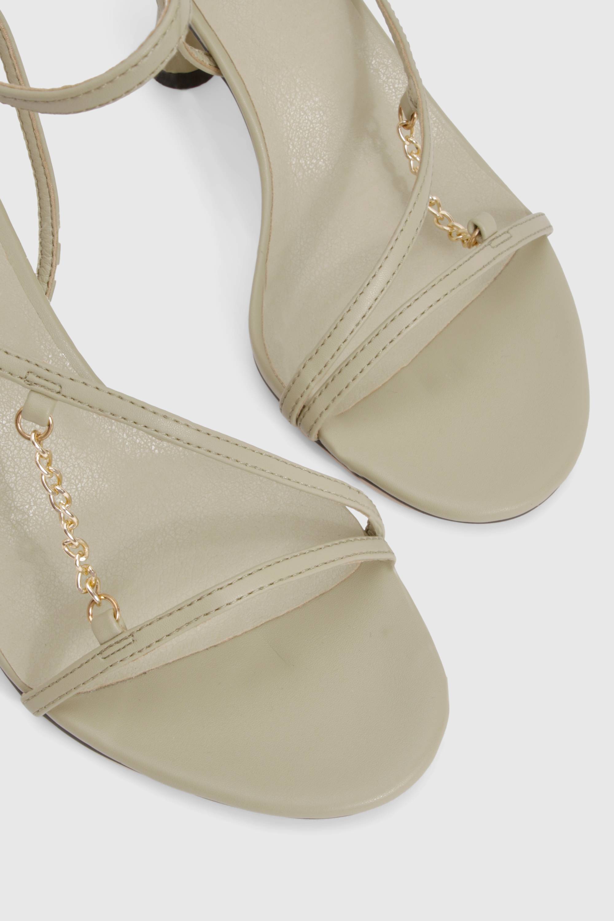 boohoo Détail de chaîne sur talons évasés