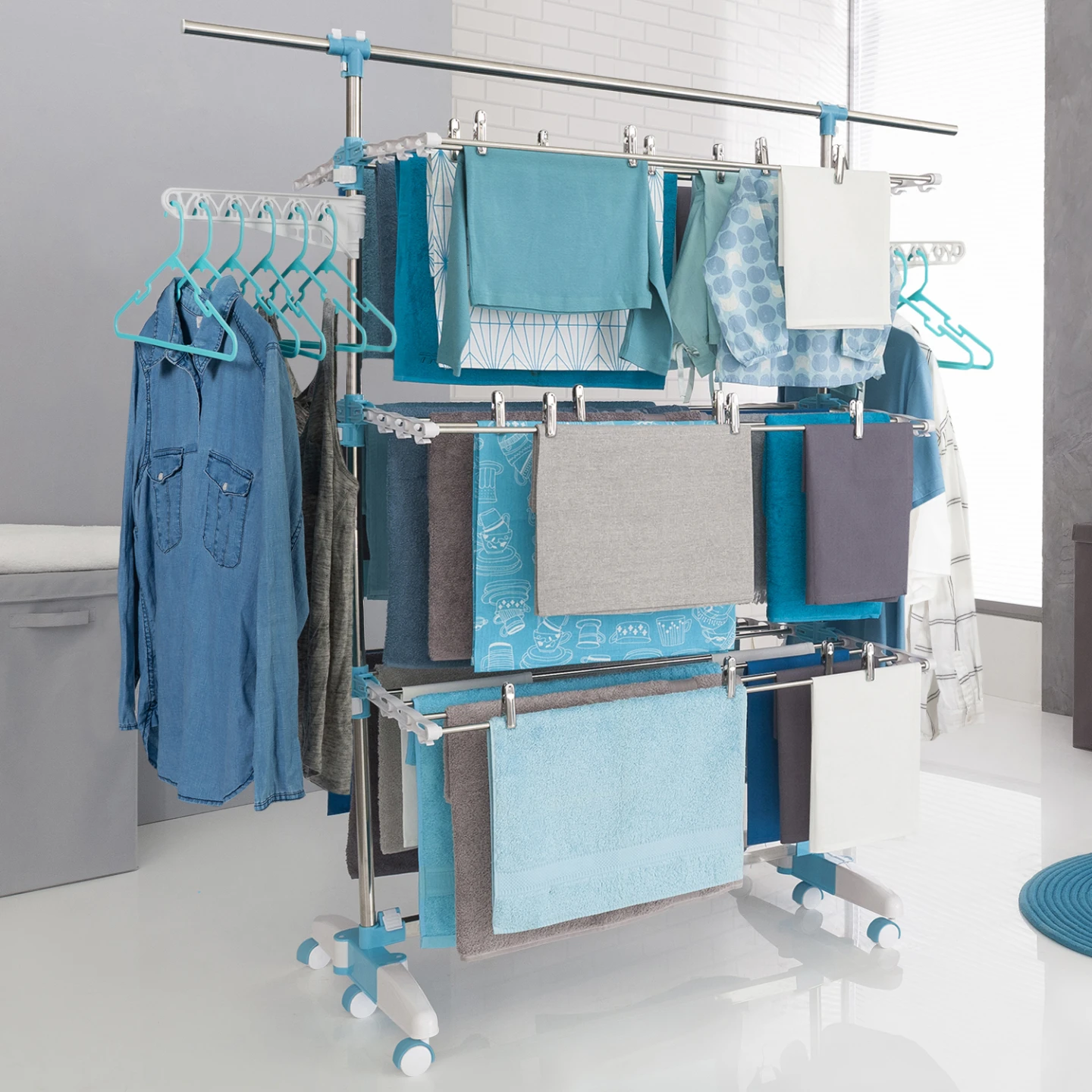 Séchoir à linge vertical pliable 3 niveaux OPTIMUM capacité 30M avec tringle télescopique ceintres et pinces blanc et bleu
